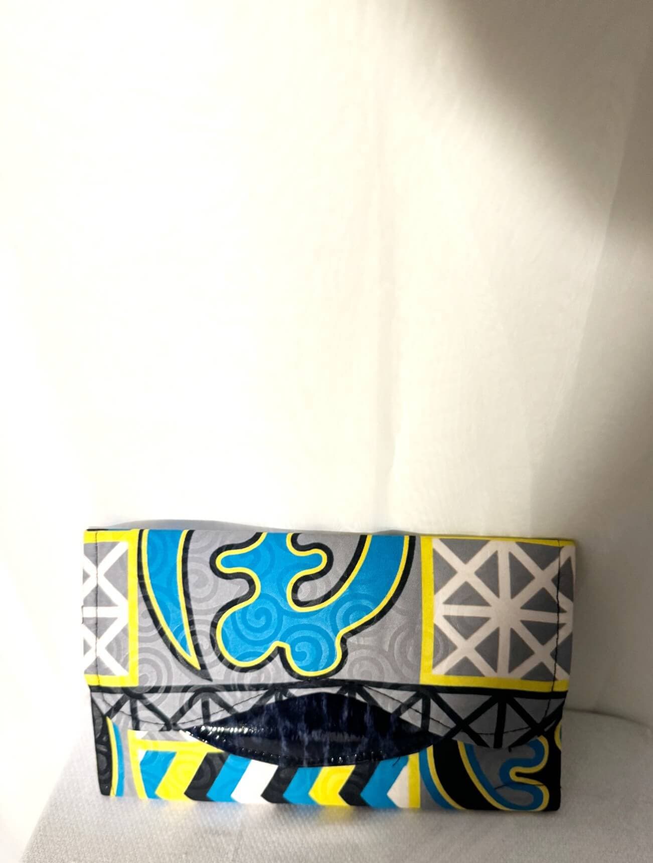 Akwaaba Gray/cyan/yellow/white alternate view